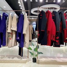 杭州品牌折扣女装 中国红牡丹花系列颗粒绒外套精品货源与批发指南