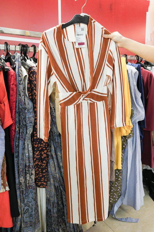 年中清仓大放送 服装批发城开启“10元起，一麻袋500元”抢购热潮