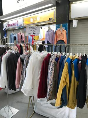 10元服装批发市场探秘 低价货源背后的商机与挑战
