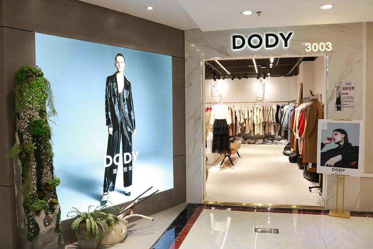 初秋不会穿搭?收藏南油服装批发市场这7家原创品牌店铺就行啦